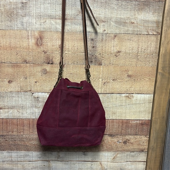 Thread and Canvas Company waxed canvas cinch top bucket bag cranberry - Picture 7 of 16